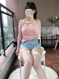 胖胖 156 56KG 20歲 E奶 微肉身材 性格非常乖巧  很多姿勢跟大尺度的她都很想嘗試  胸