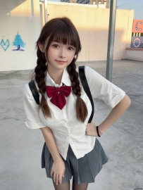 元冬 153.D.40.18歲   大眼俏麗高中生！  別看她小小隻，料很滿很足喔！  偶爾報班！